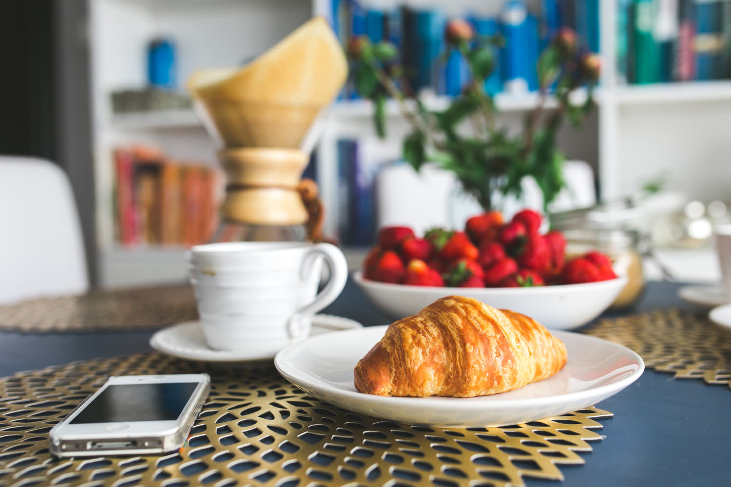 Французский завтрак на вашей кухне: круассан и чай